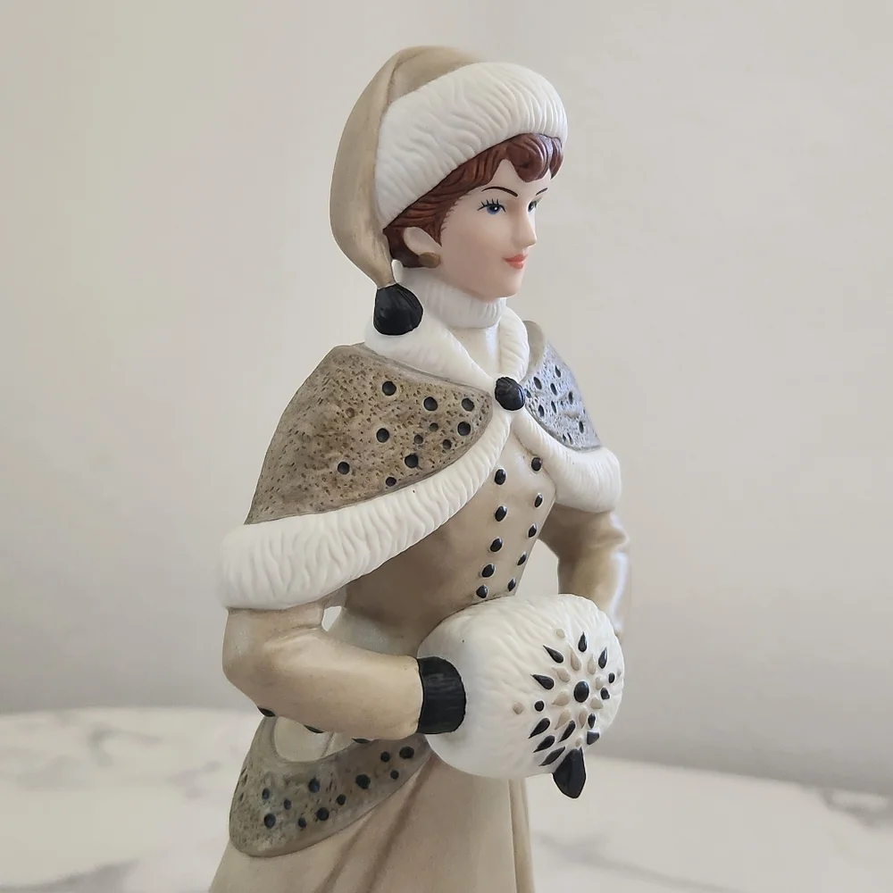 Avon Mrs. Albee 2014 Figurine  Collector’s Edition - Picture 8 of 16